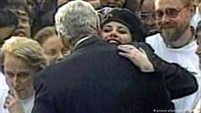 USA Bill Clinton mit Monika Lewinsky Videostill (picture-alliance/AP Photo/APTV)