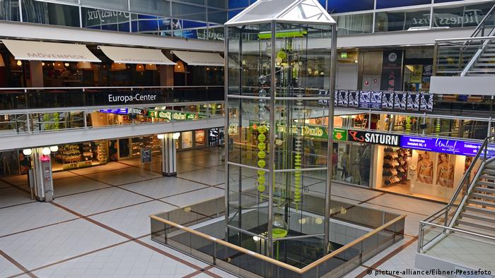 Berlin Eingangsbereich des Europacenter - Die schönsten Uhren Europas (picture-alliance/Eibner-Pressefoto)