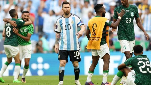 كأس العالم 2022: السعودية تحقق فوزا تاريخيا على الأرجنتين وتعادل سلبي بين تونس والدنمارك - BBC News عربي