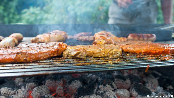 Ein Holzkohlegrill mit Fleisch und Würstchen