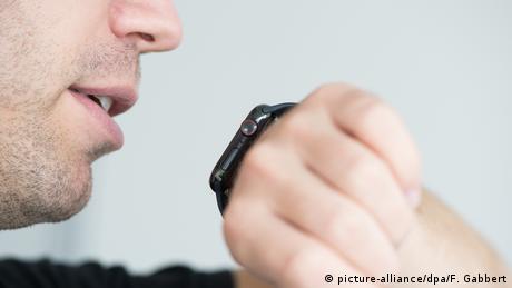 Mann spricht in Apple Watch (Foto: picture-alliance) Mann spricht in Apple Watch (Foto: picture-alliance)
