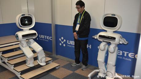 Ein Butler-Roboter geht die Treppe hinunter (Foto: Getty Images) Ein Butler-Roboter geht die Treppe hinunter (Foto: Getty Images)