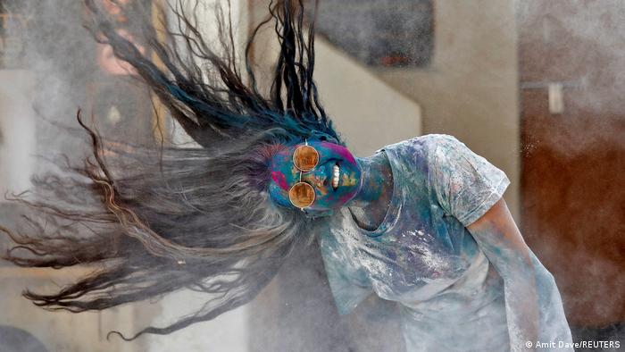 إمرأة التي تلوح بشعرها أثناء مهرجان الألوان في الهند
