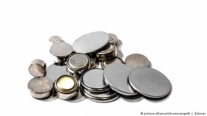 Knopfzellen - Batterien (picture-alliance/chromorange/N. J. Sülzner)