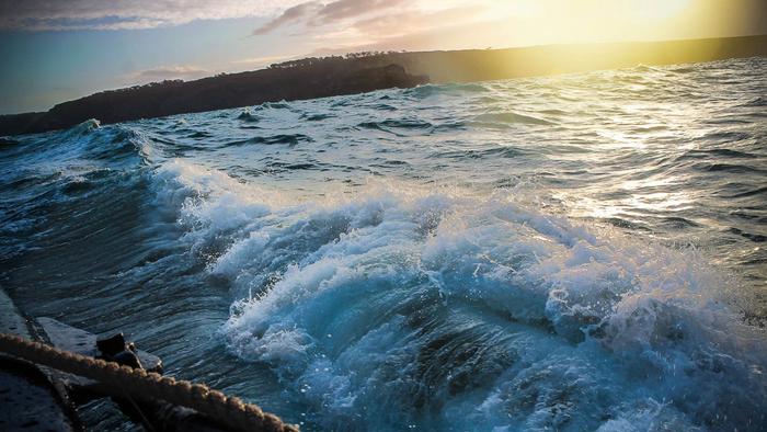 Blick aufs Meer mit Wellen von einem Segelboot aus Blick aufs Meer mit Wellen von einem Segelboot aus