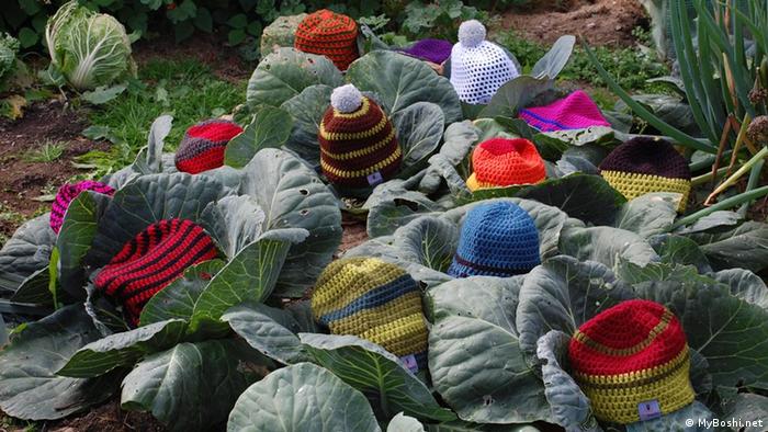 Grobmaschige Pudelmützen Boshi liegen im Kohl, myboshi.net