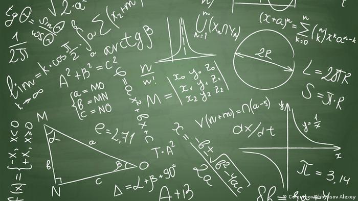 Symbolbild Tafel mit Zahlen und Formeln 