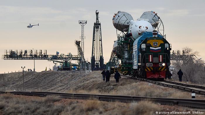 Kasachstan Baikonur Kosmodrom Transport Rakete zur Startrampe (picture-alliance/dpa/R. Sitdikov) Kasachstan Baikonur Kosmodrom Transport Rakete zur Startrampe (picture-alliance/dpa/R. Sitdikov)