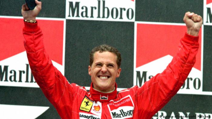 Micahel Schumacher feiert ersten Ferrari-Sieg 1996 (picture-alliance/dpa/H. Melchert)