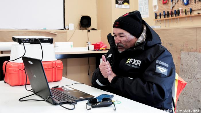 Rex Holwell, 47 Jahre, sitzt am Laptop und überwacht mit dem Programm SmartICE die vielen Eisstraßen in Nain.
