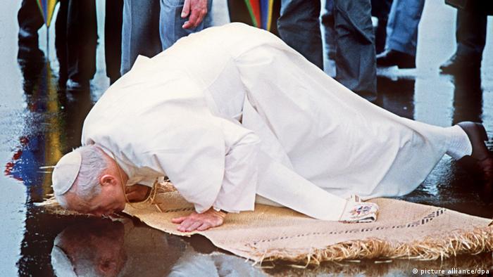 Pope John Paul kissed the ground on the Fiji Islands (Copyright: dpa)