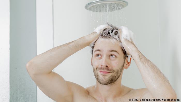 Mann unter der Dusche (picture-alliance/dpa/M. Wuestenhagen) Mann unter der Dusche (picture-alliance/dpa/M. Wuestenhagen)