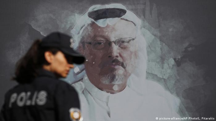 Türkei Istanbul | Polizist vor Kashoggi Bild (picture-alliance/AP Photo/L. Pitarakis) Türkei Istanbul | Polizist vor Kashoggi Bild (picture-alliance/AP Photo/L. Pitarakis)