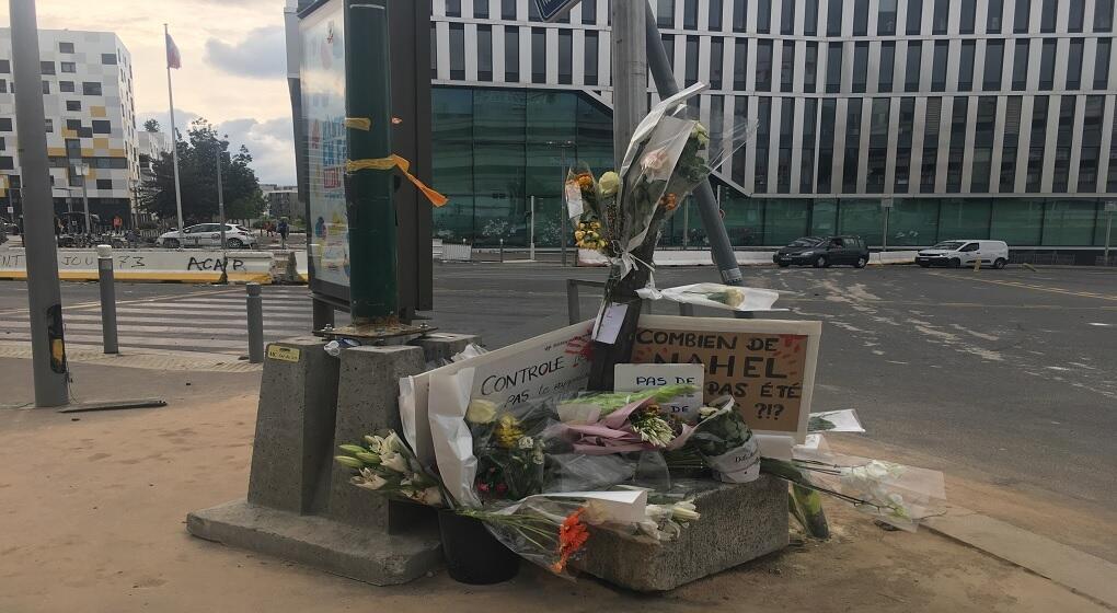 مكان اصطدام السيارة التي كان يقودها الفتى نائل بعد إطلاق النار عليه من شرطي. نانتير ضاحية باريس، 29 حزيران/يونيو 2023