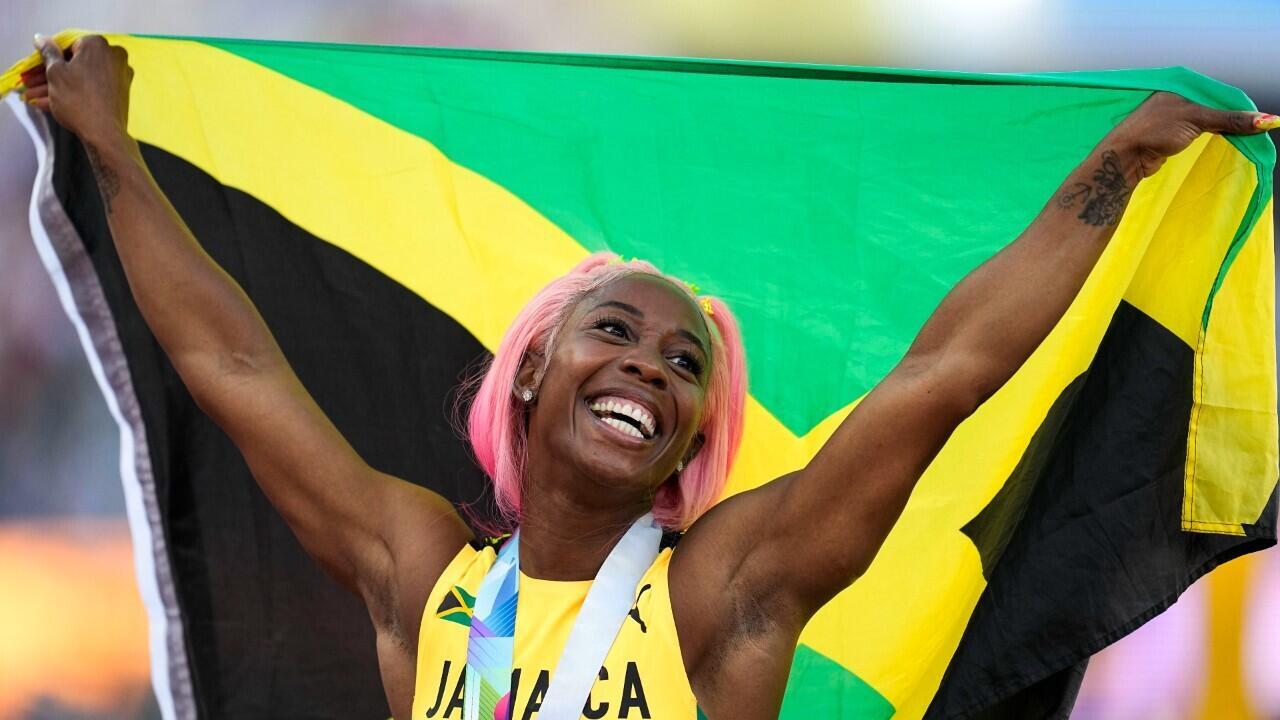 العداءة الجامايكية شيلي-آن فرايزر-برايس بعد فوزها بلقب بطلة العالم 2022 في يوجين الأمريكية.