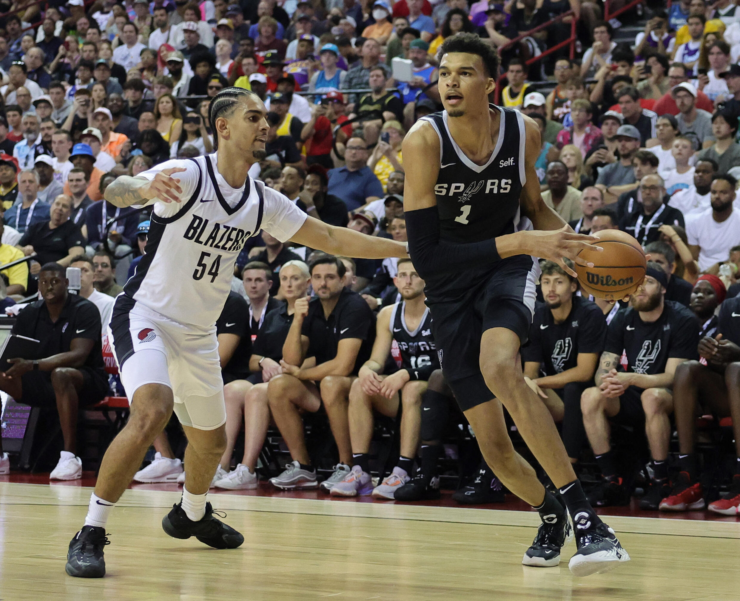 لاعب سبيرز الجديد فيكتور ويمبانياما خلال لقاء استعراض في لاس فيغاس. 9 يوليو/تموز 2023.