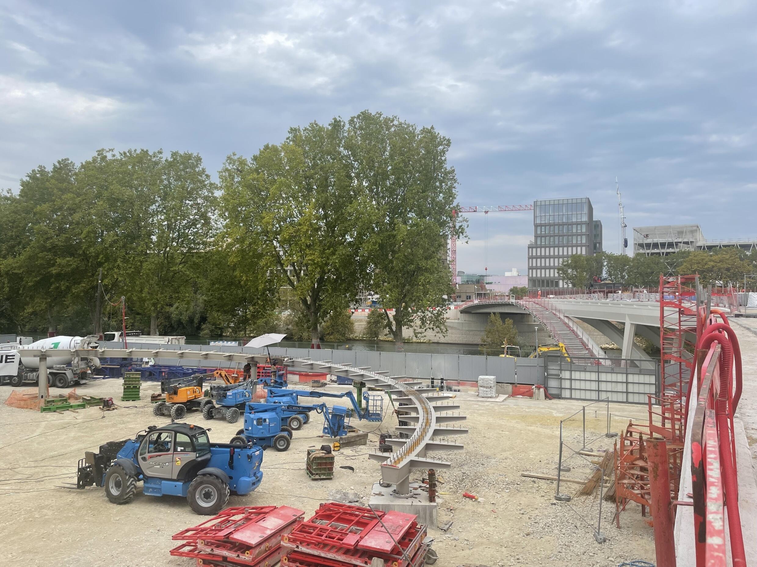 على مستوى "قرية الرياضيين" التي لا تزال قيد الإنشاء في سين سان دوني، سيربط منحدر وصول كبير متاح للجميع بين إيل سان دوني وشبكة الميترو.