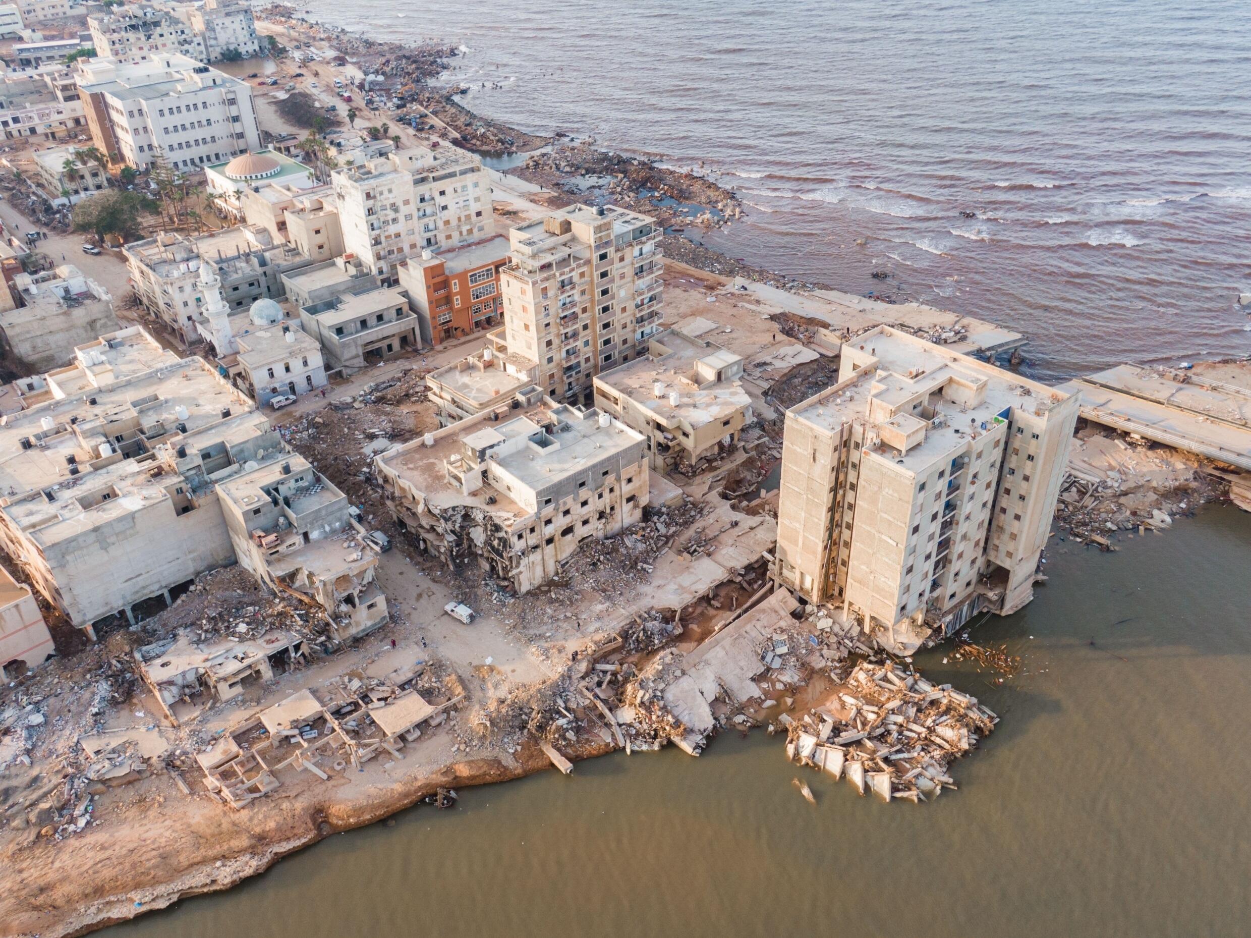 انهيار بعض المباني الواقعة على شاطئ البحر الأبيض المتوسط في مدينة درنة بسبب شدة العاصفة "دانيال". 19 سبتمبر/أيلول 2023