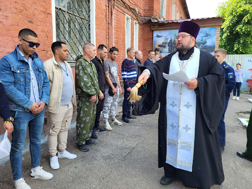 صورة لمرتزقة كوبيين أثناء توقيع عقود تجنيدهم في الجيش الروسي.