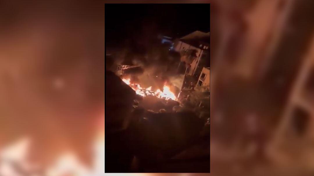 صورة مثبتة من الشاشة من مقطعي فيديو تحقق منهما فريق التحرير وتظهر ساحة المستشفى الأهلي العربي وسط النيران، في 17 تشرين الأول/ أكتوبر 2023.