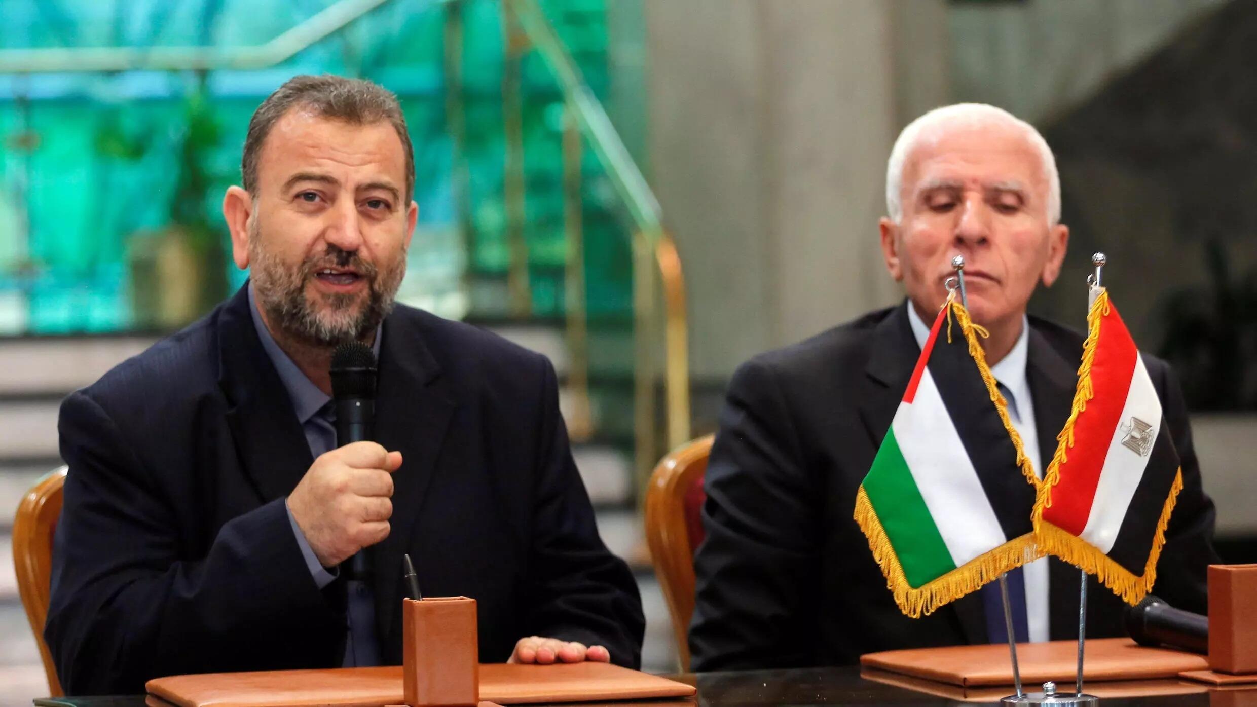 صالح العاروري (يسار)، الرجل الثاني في حماس، خلال مؤتمر صحفي مع عزام أهمان، أحد قادة فتح، في أكتوبر 2017 في القاهرة.