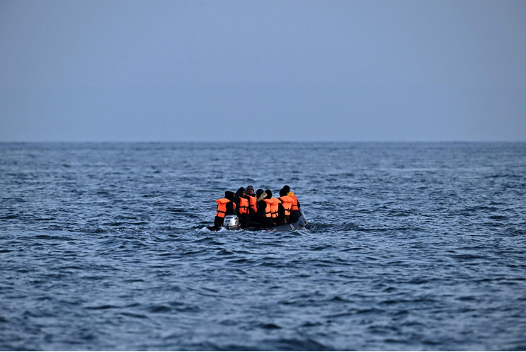 مهاجرون يعبرون بحر المانش على متن قارب مطاطي، أبريل/نيسان 2023.