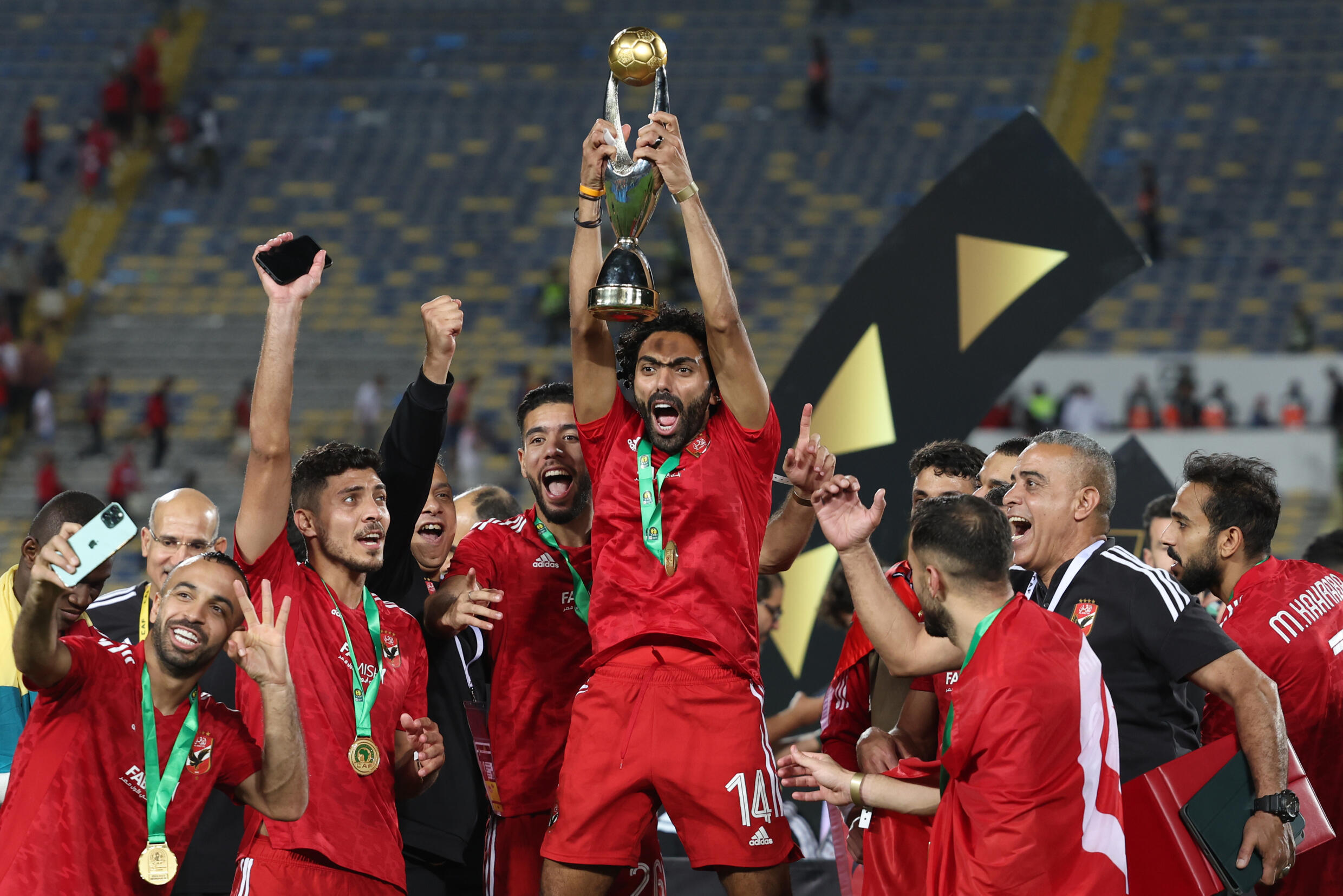 لاعب الأهلي المصري حسين الشحات كأس دوري أبطال أفريقيا بعد تغلب فريقه على الوداد المغربي. الدار البيضاء، المغرب. 11 حزيران/ يونيو 2023.
