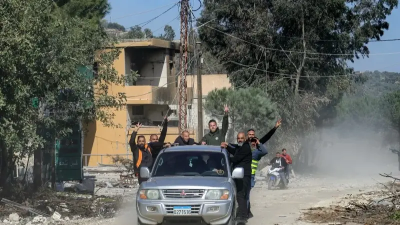 بعد انسحاب إسرائيل.. لبنانيون يعودون إلى منازلهم المدمرة في الجنوب - المشهد
