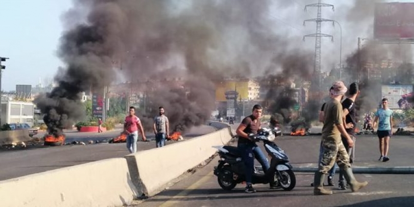 التحكم المروري: الطريق مقطوعة عند مستديرة عبد الحميد كرامي طرابلس بالاطارات المشتعلة 112112